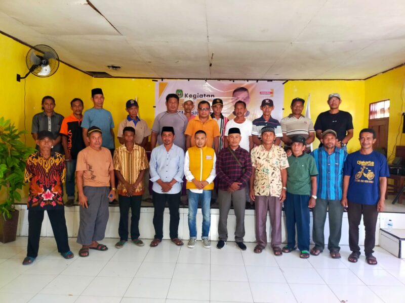 Yusran Pauwah foto bersama masyarakat Desa Waigoiyofa saat melakukan kegiatan reses. 