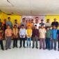 Yusran Pauwah foto bersama masyarakat Desa Waigoiyofa saat melakukan kegiatan reses. 