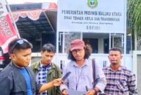 Suarez Yanto Yunus, kuasa hukum pekerja saat memberikan keterangan pers usai bertemu dengan pihak Disnakertrans Malut. 