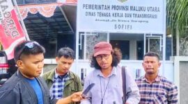Suarez Yanto Yunus, kuasa hukum pekerja saat memberikan keterangan pers usai bertemu dengan pihak Disnakertrans Malut. 