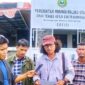 Suarez Yanto Yunus, kuasa hukum pekerja saat memberikan keterangan pers usai bertemu dengan pihak Disnakertrans Malut. 