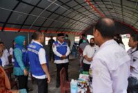 Pj Gubernur Malut saat turun langsung menemui korban erupsi Gunung Ibu. 