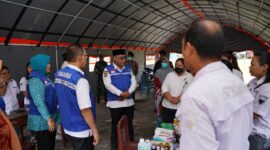 Pj Gubernur Malut saat turun langsung menemui korban erupsi Gunung Ibu. 