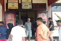 Masyarakat Guraping mendatangi Polsek Oba Utara untuk mendesak segera tangkap Bripka Didi dan gerombolannya.