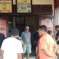 Masyarakat Guraping mendatangi Polsek Oba Utara untuk mendesak segera tangkap Bripka Didi dan gerombolannya.