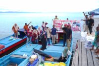 Operasi pasar murah di Desa Maregam dan Marekofo melalui kapal inflasi.