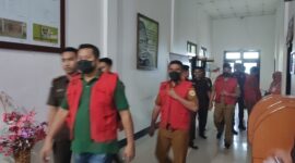 Para tersangka digiring oleh pihak Kejari Tidore dengan menggunakan rompi merah, salah satunya adalah Kadinkes Kota Tidore Kepulauan. 
