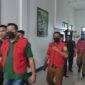 Para tersangka digiring oleh pihak Kejari Tidore dengan menggunakan rompi merah, salah satunya adalah Kadinkes Kota Tidore Kepulauan. 