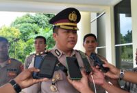 Kapolres Sula, AKBP Kodrat Muh. Hartanto saat diwawancarai oleh sejumlah wartawan. 