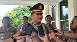 Kapolres Sula, AKBP Kodrat Muh. Hartanto saat diwawancarai oleh sejumlah wartawan. 