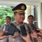 Kapolres Sula, AKBP Kodrat Muh. Hartanto saat diwawancarai oleh sejumlah wartawan. 