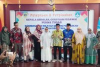 Kepala Dinas Pendidikan dan Kebudayaan Kota Tidore Kepulauan (batik kuning) berfoto bersama dengan para guru yang memasuki purna tugas. 
