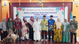 Kepala Dinas Pendidikan dan Kebudayaan Kota Tidore Kepulauan (batik kuning) berfoto bersama dengan para guru yang memasuki purna tugas. 