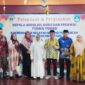 Kepala Dinas Pendidikan dan Kebudayaan Kota Tidore Kepulauan (batik kuning) berfoto bersama dengan para guru yang memasuki purna tugas. 