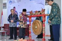 Menteri Pendidikan Dasar dan Menengah saat pemukulan gong tanda dibukanya kegiatan. 