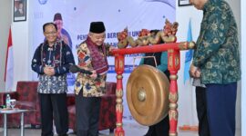 Menteri Pendidikan Dasar dan Menengah saat pemukulan gong tanda dibukanya kegiatan. 