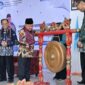 Menteri Pendidikan Dasar dan Menengah saat pemukulan gong tanda dibukanya kegiatan. 
