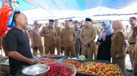 Wakil Gubernur Maluku Utara, Sarbin Sehe melakukan sidak di Pasar Galala. 