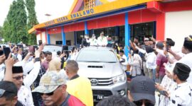 Antusiasme ribuan warga menjemput Bupati dan Wakil Bupati Sula di Bandara Elmalamo Kota Sanana