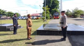 Bupati Pulau Morotai, Rusli Sibua saat memimpin apel gabungan operasi Ketupat. 