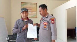 Kepala Desa Waigoiyofa, Kecamatan Sulabesi Timur, Gairil Basahona saat membuat laporan polisi. 