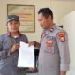 Kepala Desa Waigoiyofa, Kecamatan Sulabesi Timur, Gairil Basahona saat membuat laporan polisi. 