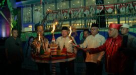Wakil Gubernur Malut, Sarbin Sehe saat membakar Obor Ela-Ela. 