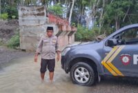 Kapolsek Sanana, AKP Junaidi Sawal saat turun langsung ke lokasi. 