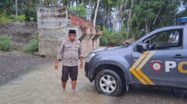 Kapolsek Sanana, AKP Junaidi Sawal saat turun langsung ke lokasi. 