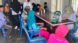 Pemeriksaan kesehatan gratis di Desa Malbufa usai peristiwa bencana alam air pasang yang melanda desa tersebut. 