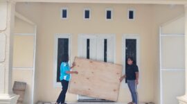 Staf Desa Sambiki melaksanakan aksi protes dengan palang pintu kantor. 