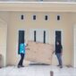 Staf Desa Sambiki melaksanakan aksi protes dengan palang pintu kantor. 