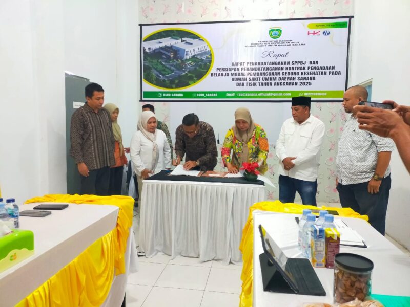 Penandatanganan Surat Penunjukan Penyedia Barang/Jasa (SPPBJ) serta persiapan kontrak pembangunan Gedung Kesehatan di RSUD Sanana yang dilakukan oleh  Dinas Kesehatan, RSUD Sanana, dan pihak kontraktor, PT. Hutama Karya, di ruang rapat RSUD Sanana, Desa Falahu, Kecamatan Sanana, Sabtu (26/4/2025).