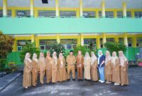 Foto bersama Disdik Sula bersama dengan para guru di sekolah. 