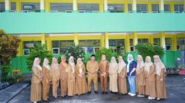 Foto bersama Disdik Sula bersama dengan para guru di sekolah. 