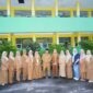 Foto bersama Disdik Sula bersama dengan para guru di sekolah. 