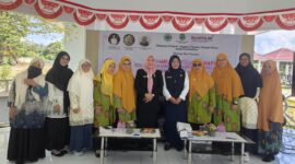 Foto bersama pengurus  Pimpinan Wilayah ‘Aisyiyah Maluku Utara, Kepala DP3A, pemateri dan para peserta.