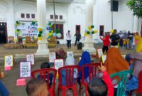 Kegiatan mewarnai yang dilakukan oleh anak-anak dalam rangka hari pendidikan nasional. 