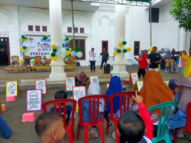 Kegiatan mewarnai yang dilakukan oleh anak-anak dalam rangka hari pendidikan nasional. 