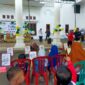 Kegiatan mewarnai yang dilakukan oleh anak-anak dalam rangka hari pendidikan nasional. 