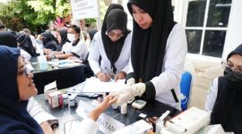 Kegiatan pemeriksaan kesehatan gratis yang dilakukan oleh Dinas Kesehatan Kabupaten Kepulauan Sula. 