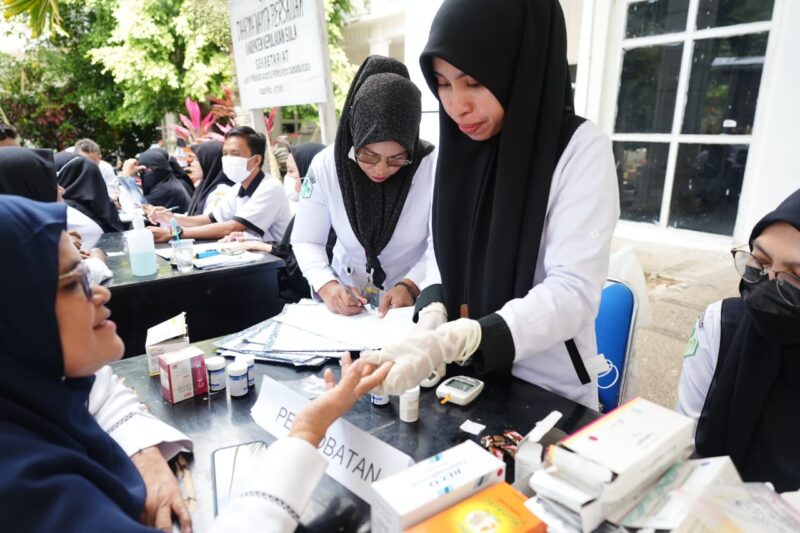 Kegiatan pemeriksaan kesehatan gratis yang dilakukan oleh Dinas Kesehatan Kabupaten Kepulauan Sula. 