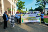 Sekda Sula Muhlis Soamole saat membuka kegiatan jalan sehat dalam rangka Hardiknas tahun 2025.