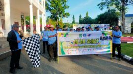 Sekda Sula Muhlis Soamole saat membuka kegiatan jalan sehat dalam rangka Hardiknas tahun 2025.