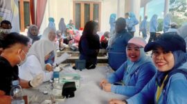 Kepala Dinas Kesehatan, Suryati Abdullah dan Kepala Dinas Pendidikan Kepulauan Sula, Marini Nur Ali saat kegiatan pemeriksaan kesehatan gratis usai jalan sehat dalam rangka Hardiknas tahun 2025.