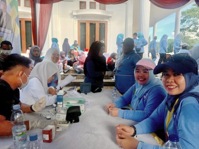 Kepala Dinas Kesehatan, Suryati Abdullah dan Kepala Dinas Pendidikan Kepulauan Sula, Marini Nur Ali saat kegiatan pemeriksaan kesehatan gratis usai jalan sehat dalam rangka Hardiknas tahun 2025.