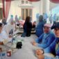 Kepala Dinas Kesehatan, Suryati Abdullah dan Kepala Dinas Pendidikan Kepulauan Sula, Marini Nur Ali saat kegiatan pemeriksaan kesehatan gratis usai jalan sehat dalam rangka Hardiknas tahun 2025.
