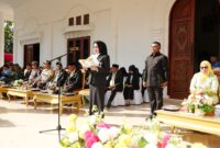 Bupati Kepulauan Sula, Fifian Adeningsi Mus, bertindak sebagai Inspektur Upacara sekaligus membacakan pidato Menteri Pendidikan Dasar dan Menengah, Abdul Mu'ti.