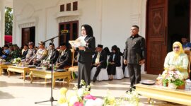 Bupati Kepulauan Sula, Fifian Adeningsi Mus, bertindak sebagai Inspektur Upacara sekaligus membacakan pidato Menteri Pendidikan Dasar dan Menengah, Abdul Mu'ti.
