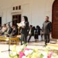 Bupati Kepulauan Sula, Fifian Adeningsi Mus, bertindak sebagai Inspektur Upacara sekaligus membacakan pidato Menteri Pendidikan Dasar dan Menengah, Abdul Mu'ti.